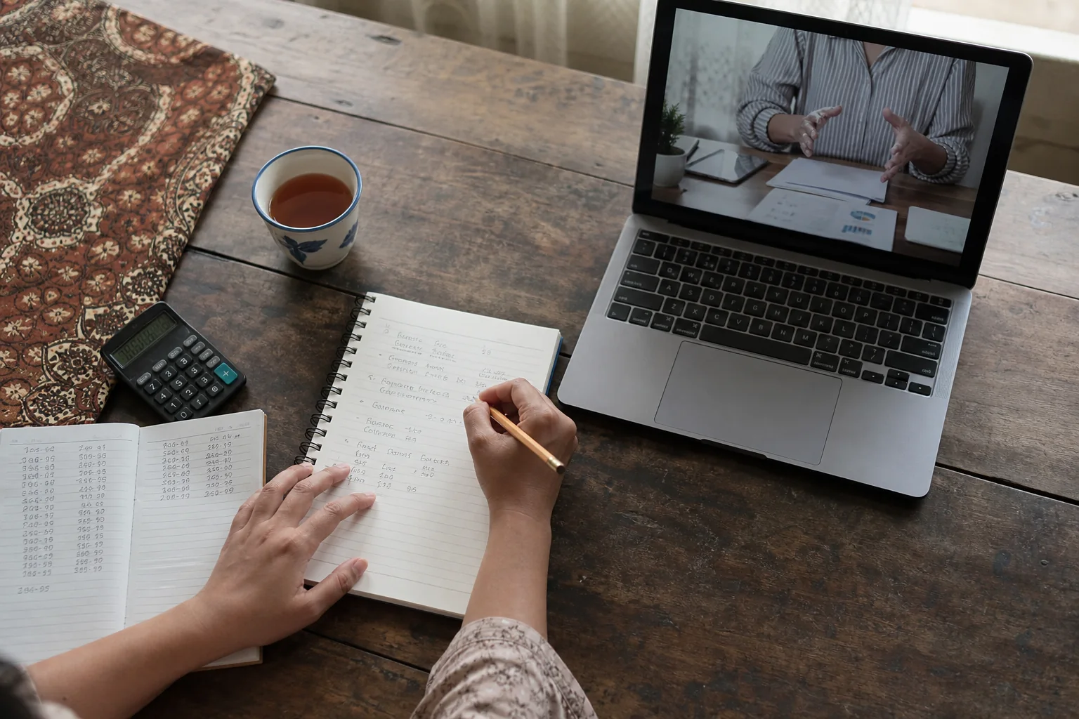 Perempuan mengikuti materi pengelolaan usaha melalui laptop