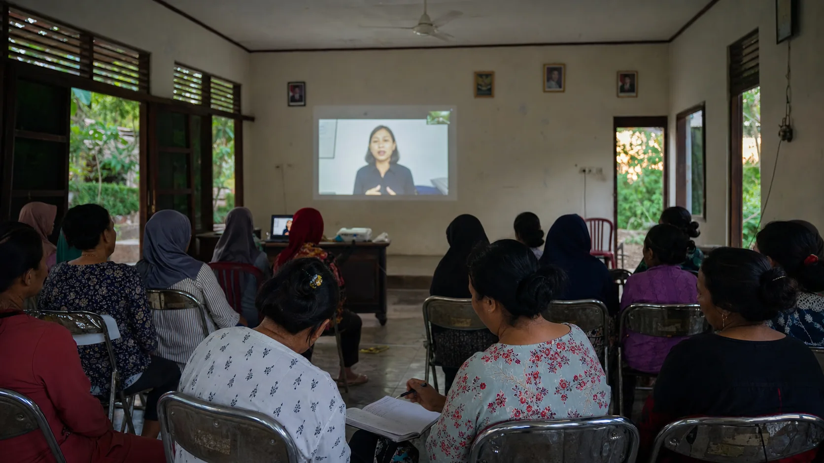 Perempuan desa mengikuti webinar bersama di balai komunitas